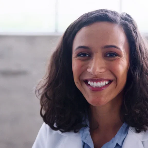 Une femme médecin sourit